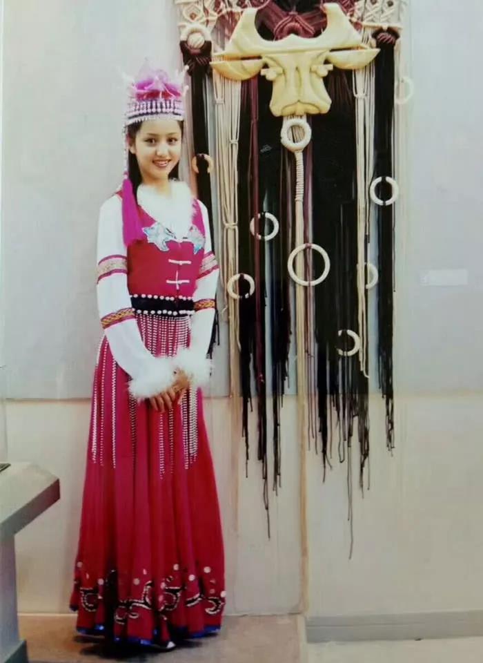 佟麗婭身著錫伯族民族服裝，你是不也想買一套呢？