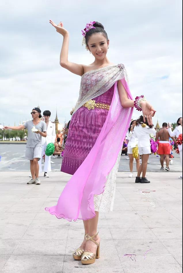 佟麗婭身著錫伯族民族服裝，你是不也想買一套呢？