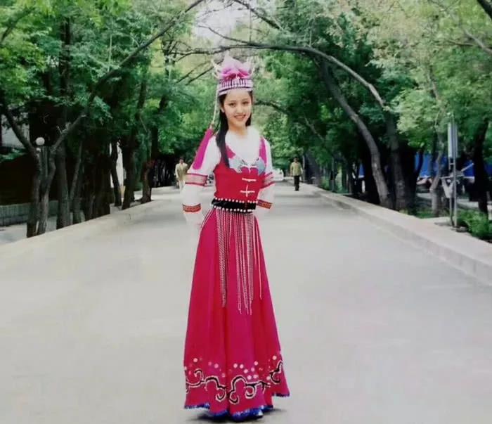 佟麗婭身著錫伯族民族服裝，你是不也想買一套呢？
