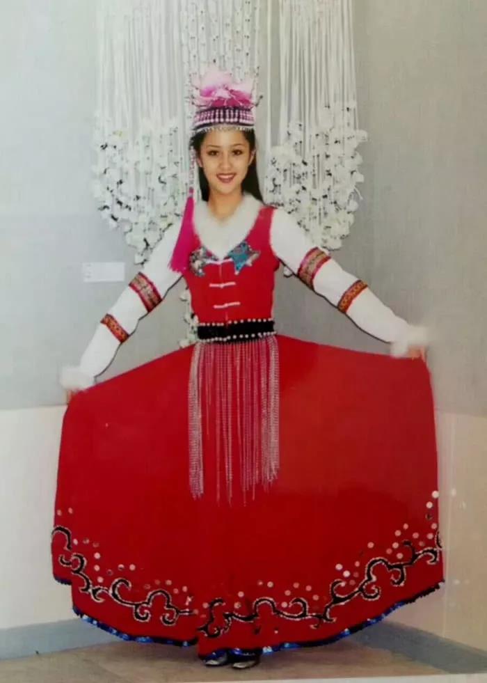 佟麗婭身著錫伯族民族服裝，你是不也想買一套呢？
