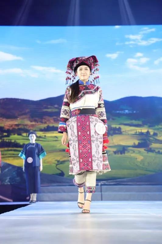 七彩云南，各地區(qū)民族服裝驚艷亮相 你最喜愛哪件民族服飾