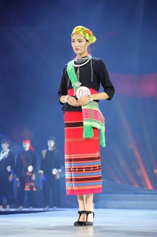 七彩云南，各地區(qū)民族服裝驚艷亮相 你最喜愛哪件民族服飾