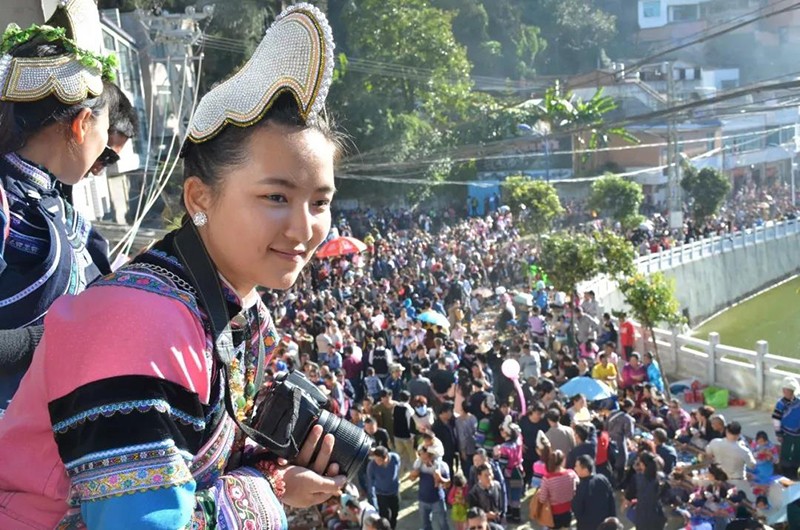 云南紅河民族服飾多彩多樣美如蒼穹彩虹，哈尼族七個(gè)支系就能美醉你的眼睛