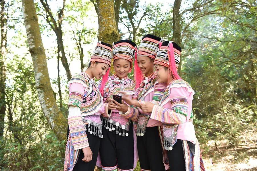 云南紅河民族服飾多彩多樣美如蒼穹彩虹，哈尼族七個(gè)支系就能美醉你的眼睛