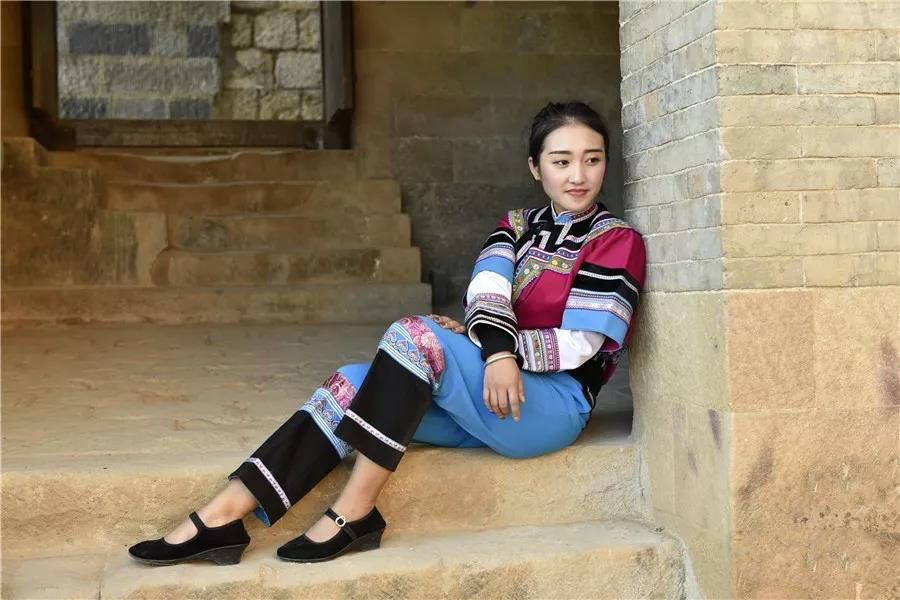云南紅河民族服飾多彩多樣美如蒼穹彩虹，哈尼族七個(gè)支系就能美醉你的眼睛