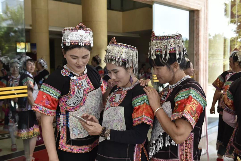 云南紅河民族服飾多彩多樣美如蒼穹彩虹，哈尼族七個(gè)支系就能美醉你的眼睛