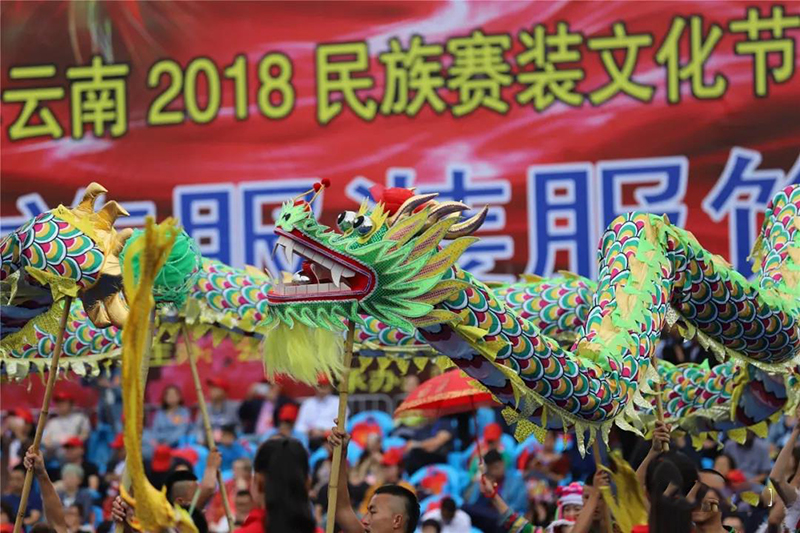 2018楚雄彝族火把節(jié)民族服裝服飾巡演，滿(mǎn)城盡是靚女花衣裳(