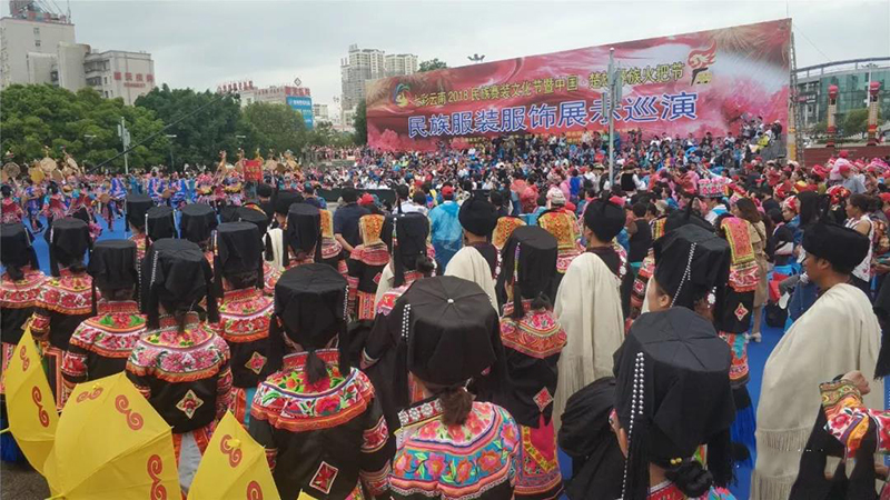 2018楚雄彝族火把節(jié)民族服裝服飾巡演，滿(mǎn)城盡是靚女花衣裳(