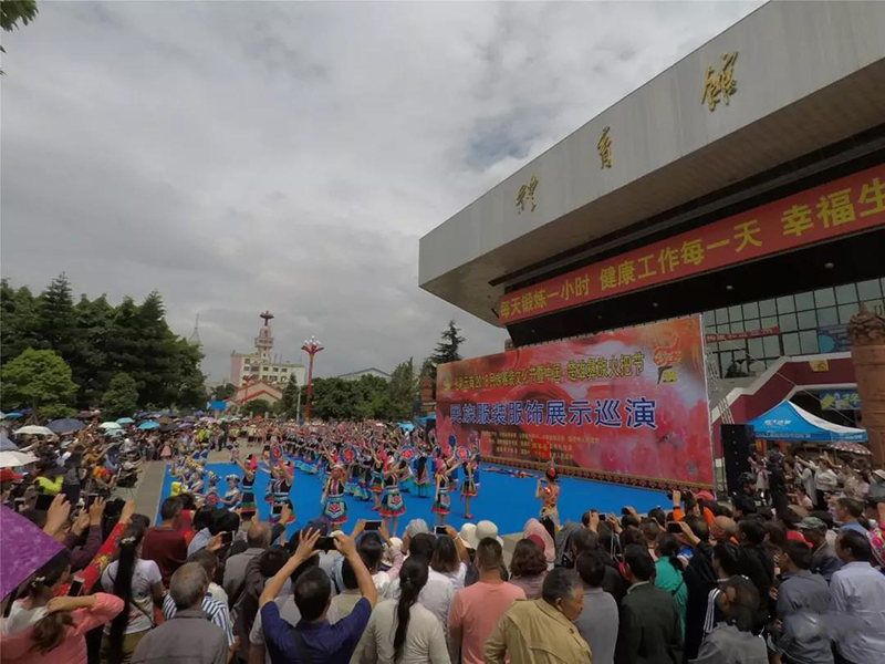 2018楚雄彝族火把節(jié)民族服裝服飾巡演，滿(mǎn)城盡是靚女花衣裳(
