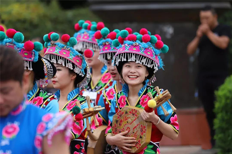 2018楚雄彝族火把節(jié)民族服裝服飾巡演，滿(mǎn)城盡是靚女花衣裳(