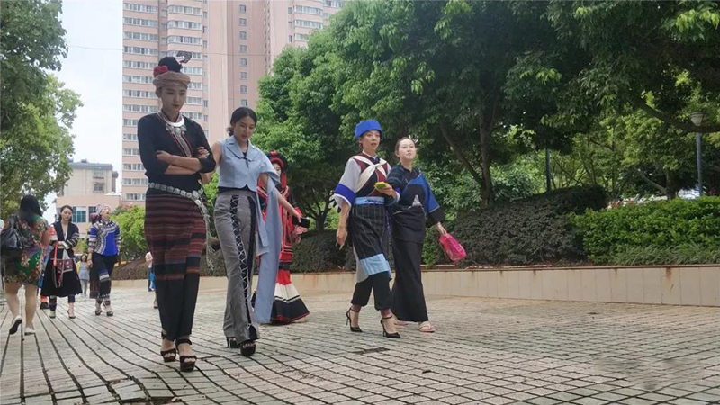 2018楚雄彝族火把節(jié)民族服裝服飾巡演，滿(mǎn)城盡是靚女花衣裳(