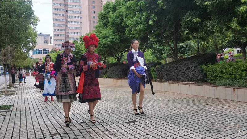 2018楚雄彝族火把節(jié)民族服裝服飾巡演，滿(mǎn)城盡是靚女花衣裳(