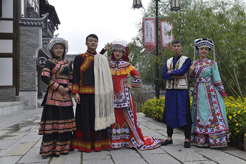 對現(xiàn)在中國傳統(tǒng)民族服飾文化傳承的焦慮與思考，我們祖宗留下來的東西該何去何從?