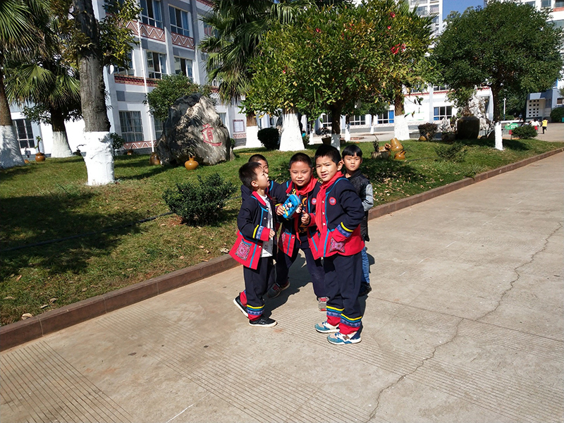 各民族小學(xué)的民族風(fēng)格校服，你更喜歡哪一件呢？