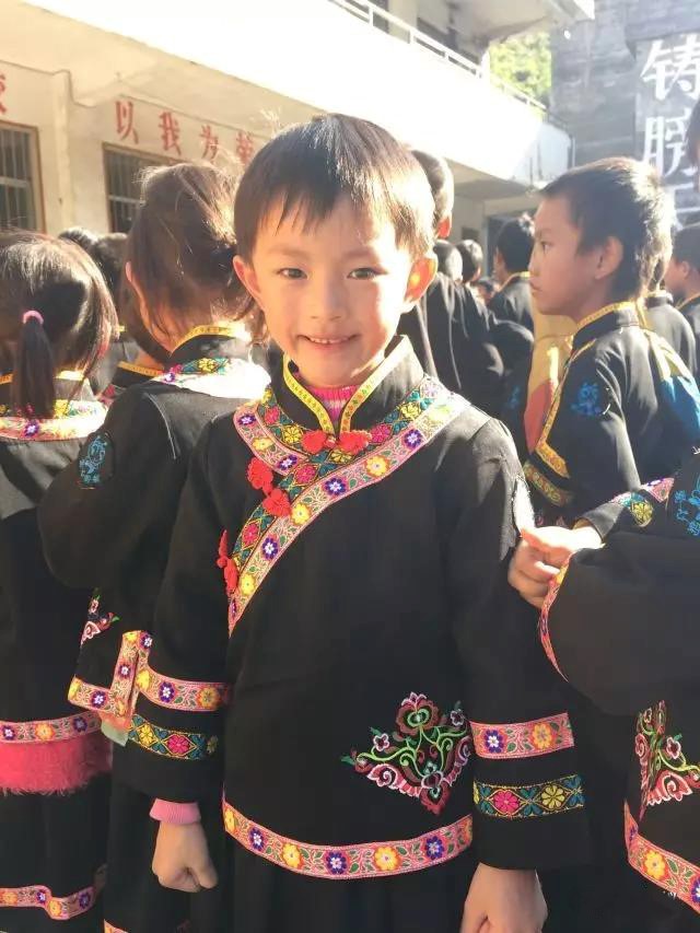 各民族小學(xué)的民族風(fēng)格校服，你更喜歡哪一件呢？