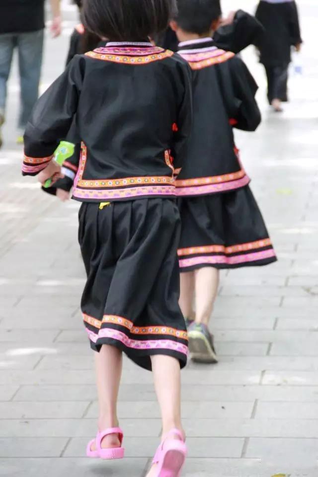 各民族小學(xué)的民族風(fēng)格校服，你更喜歡哪一件呢？