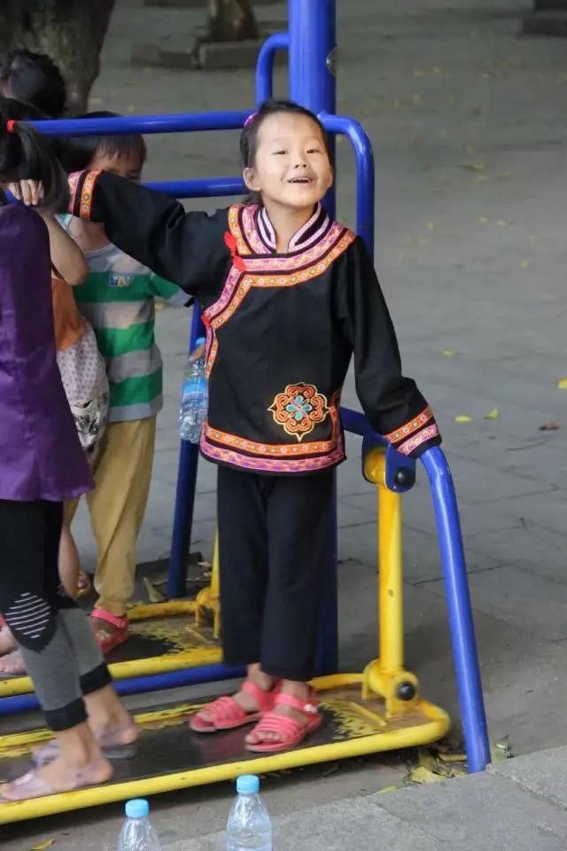 各民族小學(xué)的民族風(fēng)格校服，你更喜歡哪一件呢？