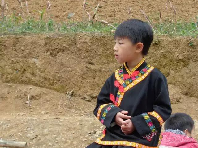 各民族小學(xué)的民族風(fēng)格校服，你更喜歡哪一件呢？