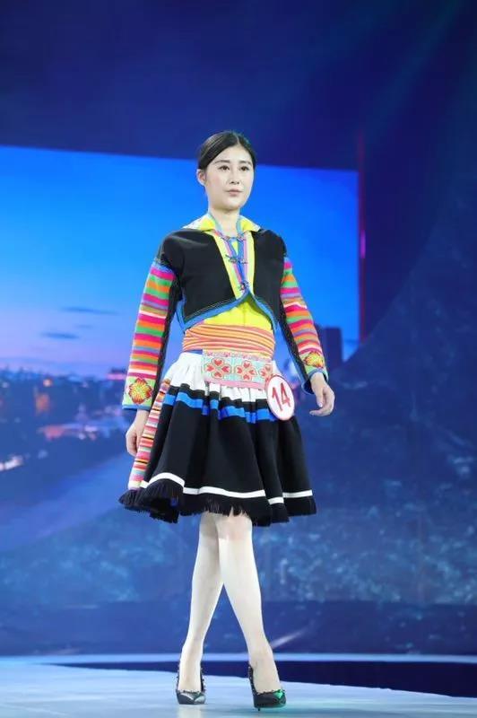 中西方民族服裝服飾的融合，互用優(yōu)點(diǎn)，面向生活