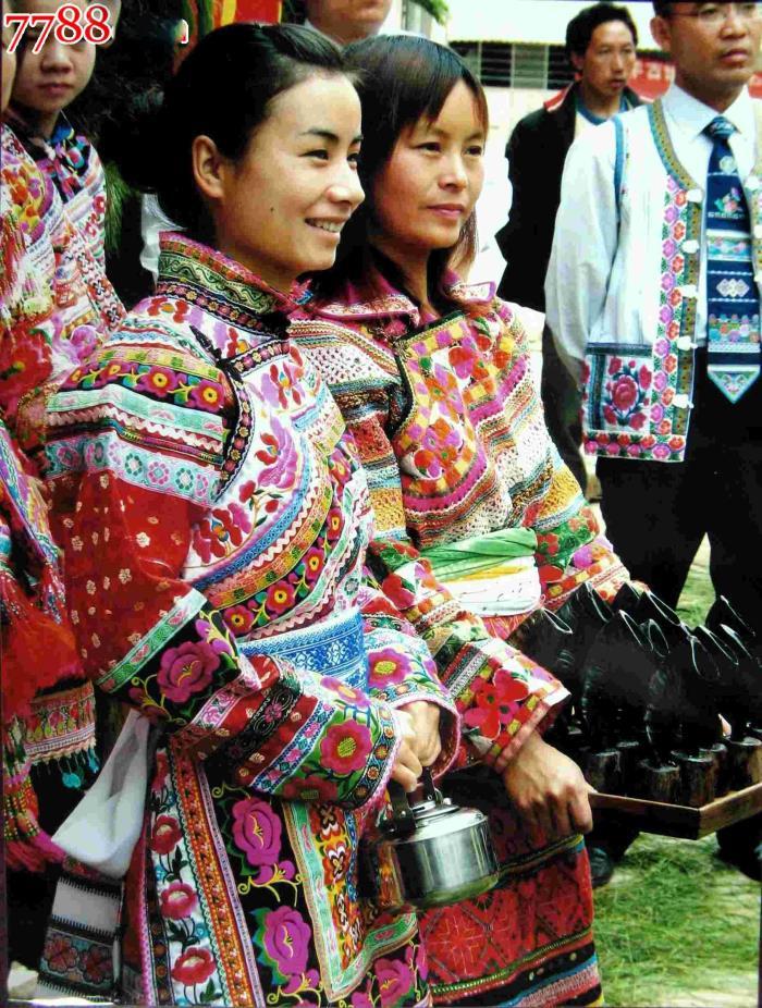 云南56個民族服裝服飾的山野本色-大地為衣，自然為飾