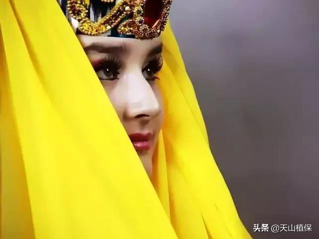 新疆維吾爾族人注重打扮，民族服裝講究，有著突出的民族及宗教特色